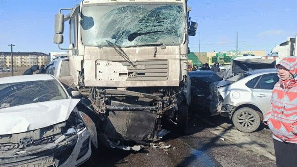 Грузовик с неисправными тормозами упал на 15 автомобилей на трассе Кабуказ.